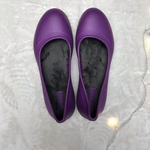 NWOT purple fuzz-lined croc flats size women’s 8